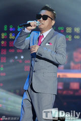 组图：SISTAR仁顺儿金建模演唱会上跨时代合作