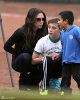 组图：贝克汉姆夫妇带儿子踢足球 场面温馨