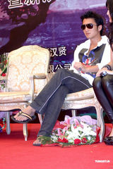 高清组图：谢霆锋宣传新剧撞旧爱王菲 同穿人字拖鞋