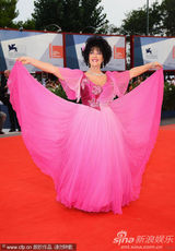 组图：《睡美人》首映 玛丽娜不惧丰满体态跳蝴蝶舞