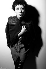 组图：韩雪烟熏妆短发造型颠覆演绎中性美