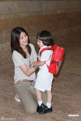 组图：陈慧琳潮装打扮接大儿子放学