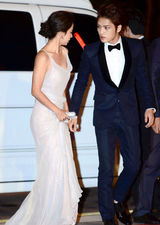 组图：在中和宋智孝亮相红毯酷劲十足