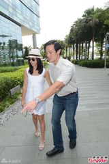 组图：杨采妮婚宴翌日携夫会亲友 称洞房好开心