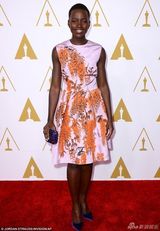 组图：群星闪耀奥斯卡提名午宴 亚当斯红装吸睛
