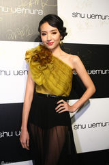 组图：董洁披薄纱秀美腿 时尚透视装HOLD住全场