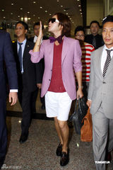 组图：张根硕红衣抵台大送飞吻 粉丝疯狂