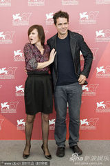 《三》媒体见面会 苏菲-罗艺斯获两男星揽腰护花