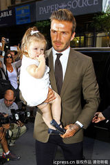 组图：小贝携妻女现身 小七眼神超萌