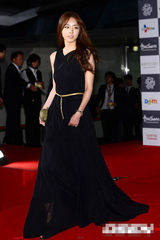 组图：李妍熙黑色长纱裙亮相典雅温婉