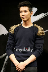 幻灯图：元彬出席新片《叔叔》新闻发布会