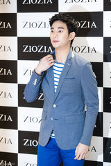 独家：金秀贤亮相签名会 立领西装清爽有范儿