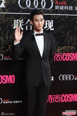 组图：金泰熙赴沪站台似公主 金秀贤正装笔挺