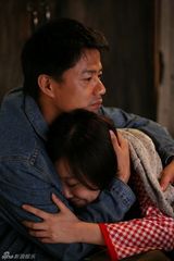 高清图：《大时代》爱情纠结 段奕宏薛佳凝热吻曝光