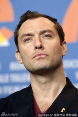 组图：裘德-洛熟男魅力不减 托腮卖萌N连拍