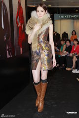 组图：林莉压轴走秀真空上阵 示范苗族服饰