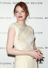 高清组图：艾玛-斯通短袖裙装亮相纽约红唇抢镜