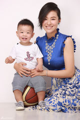 组图：沈傲君携子登杂志封面 展辣妈风采