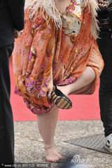 幻灯：《法外之徒》首映 谢丽尔侧面“露肉”秀身材