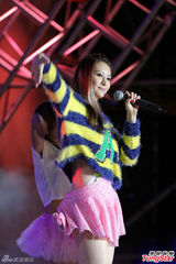 组图：严爵飚高音 与潘玮柏卢广仲接力开唱