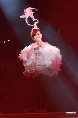 组图：梁静茹银白短裙开唱 送亲笔签名纸飞机