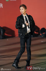 组图：韩团帝国之子B.A.P等唱响分享演唱会