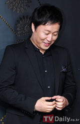 组图：韩星笑星郑俊河五月与小十岁女友结婚