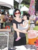 幻灯图：小S微博秀天伦之乐 带女儿看动物现场直播