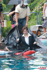 组图：钟嘉欣新剧湿身透底示人 不懂游泳需替身