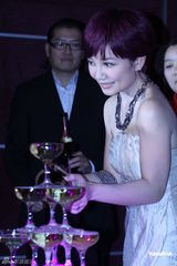 组图：梁静茹首任制作人 出道唱片高度堪比19座珠峰 