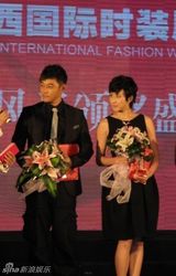 幻灯图：黄维德助阵海博会 获国际时尚影响力大奖 