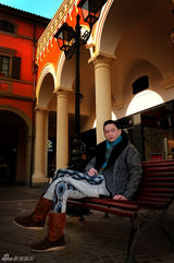 组图：果静林冬日户外大片 余晖中展潮男范儿