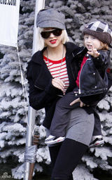 高清：克里斯蒂娜全家外出购物 怀抱爱子挑选圣诞树