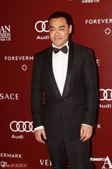 幻灯：亚洲电影大奖红毯 刘青云西装革履帅气亮相