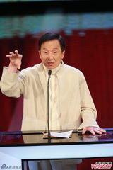 组图：成龙为最佳两岸华语电影颁奖 表情夸张