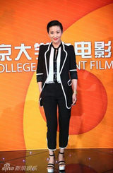 组图：苗圃帅气黑白装亮相大学生电影节