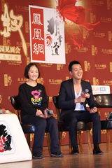 组图：《十三钗》走进校园 佟大为演示持枪行进