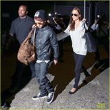 组图：朱莉便装黑超赴情人节 12岁儿子提大包