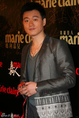 幻灯图：佟大为深情款款 帅气亮相美妆大典