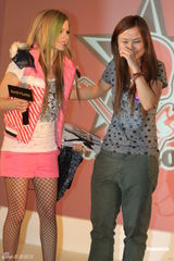 组图：艾薇儿上海见面会秀中文 歌迷亲手做礼物相赠