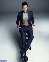 组图：陆毅拍大片秀长腿 国民偶像诠释风尚魅力