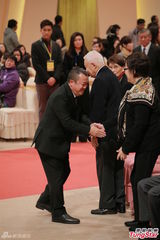 组图：方逸华跪拜邵逸夫 刘德华张学友致祭