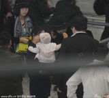 组图：黄奕获女儿接机露笑意 爱女调皮摘墨镜