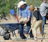 组图：《摩登家庭》片场 克莱尔抹泪被安慰