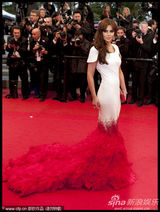 组图：《爱》戛纳首映 科尔白底红尾裙别具一格