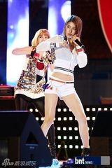 组图：韩组合T-ara等亮相国际和平生命演唱会