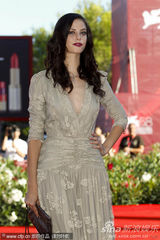 组图：《呼啸山庄》威尼斯首映 影片主创齐聚