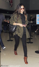 组图：赛琳娜军绿外套现身 裸露单肩秀性感