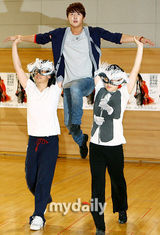 组图：神起金俊秀音乐剧公开彩排 全情投入表演