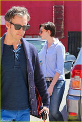 组图：海瑟薇穿牛仔装出街 手抚秀发魅力焕发